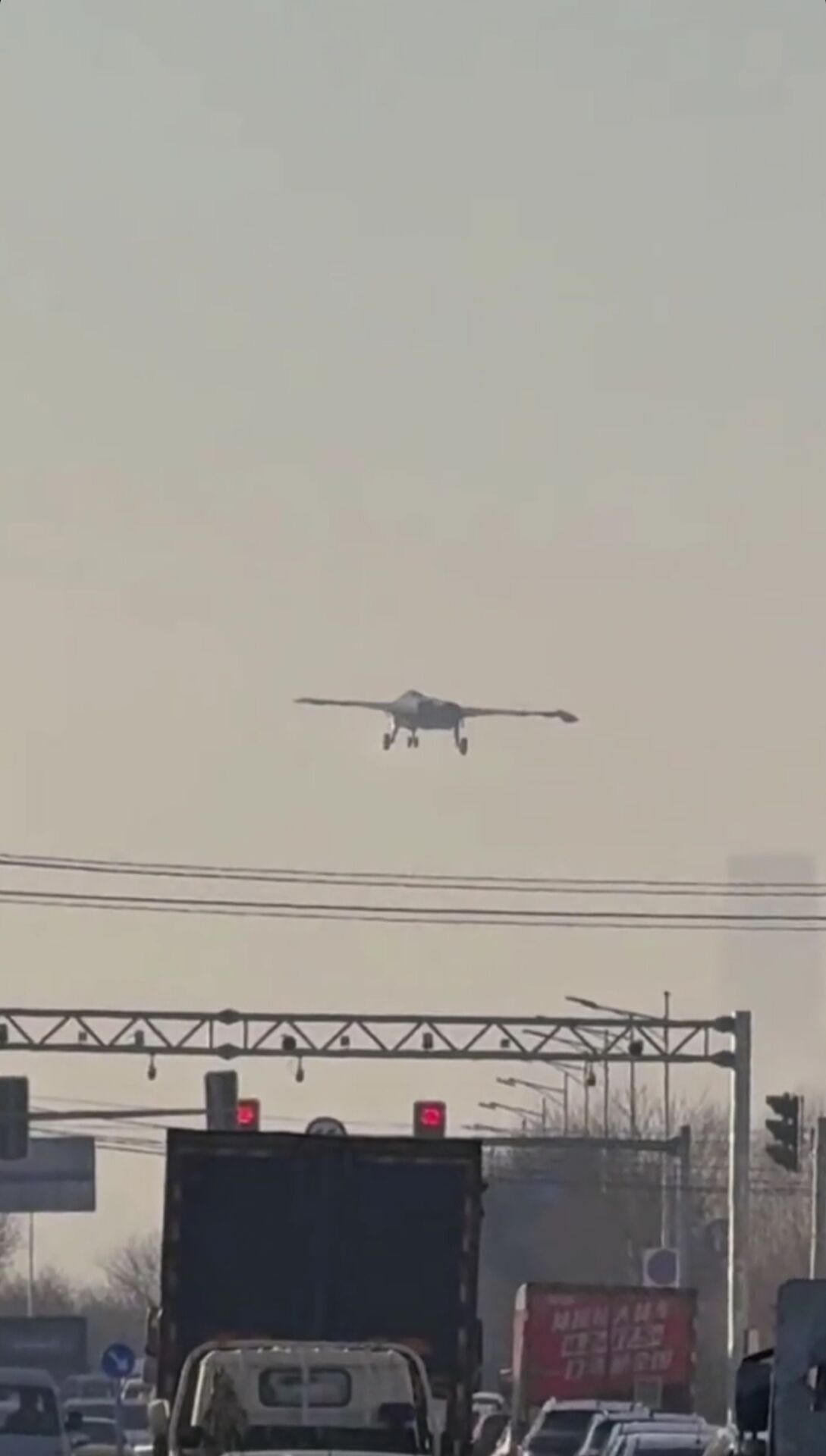2025“沈六代”继续试飞，超低空飞行展示无尾布局和全动翼尖！

2025新的一