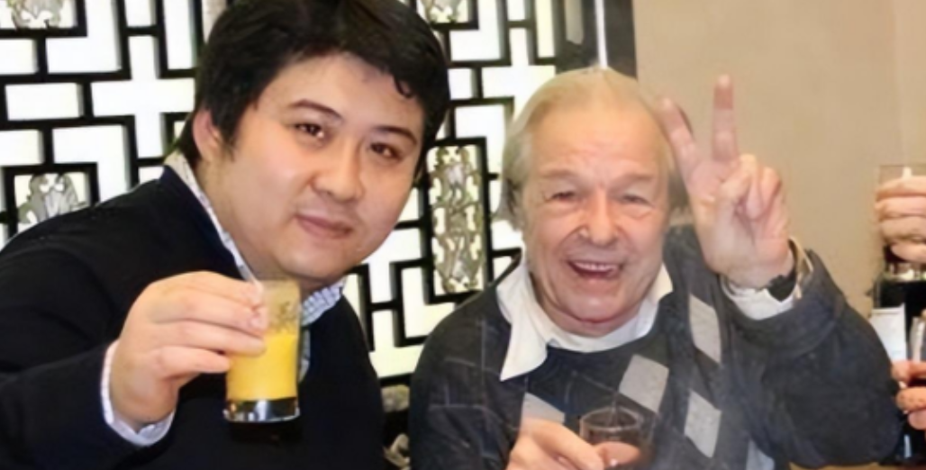 1999年，英国房东给一个中国留学生免租8年，二人同吃同住，晚年老人患病无依无靠
