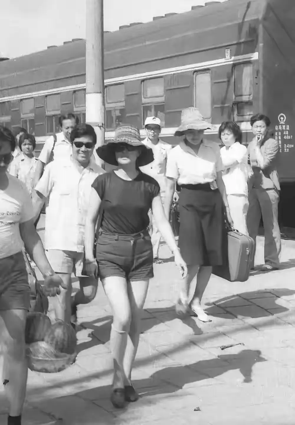 上世纪80年代，刘晓庆刚下火车时，气场全开的状态。