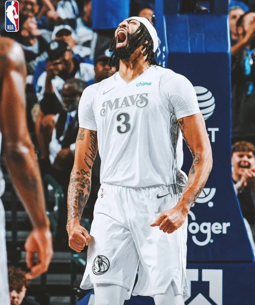 Shams：戴维斯腹股沟酸痛，无大伤！
戴维斯再次遭遇无接触受伤！
本场戴维斯憋