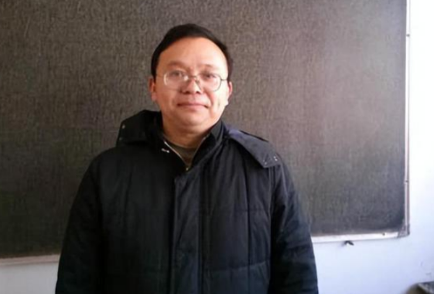 他是个普通的老师，却因为一个小小的发现，开启了长达14年的教材纠错之路，只可惜的