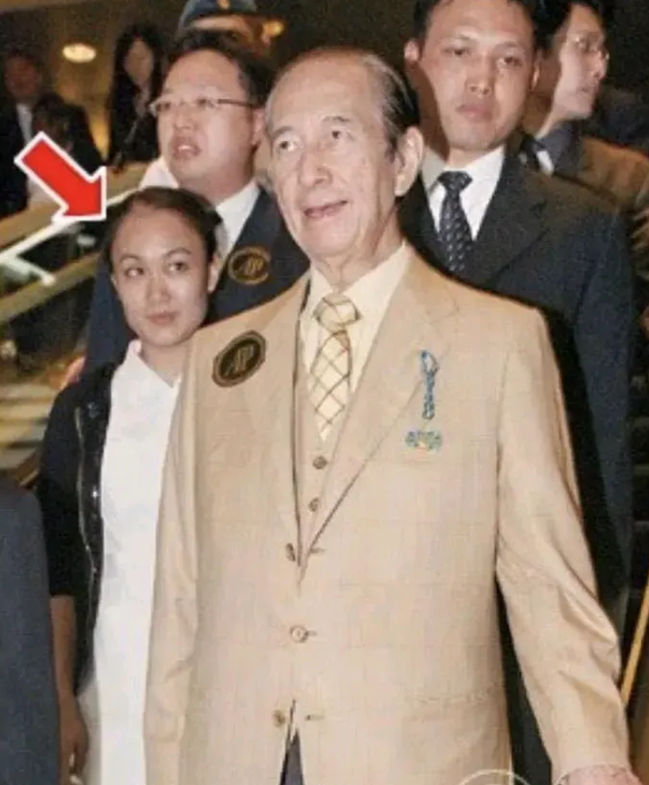 一次，四太梁安琪去看赌王，推门却看到小护士邓咏诗正在床上给他按摩。梁安琪当场发飙