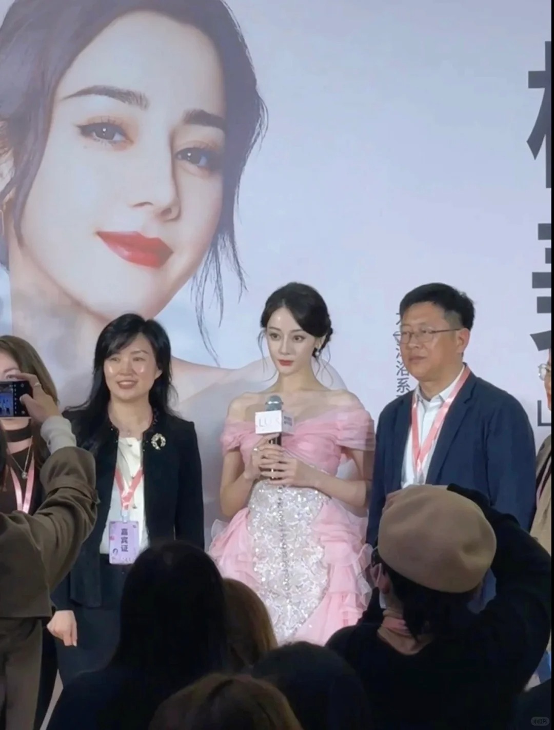 真人和背景板上的精修对比😲
好绝的生图，终于明白什么叫本人比照片好看了