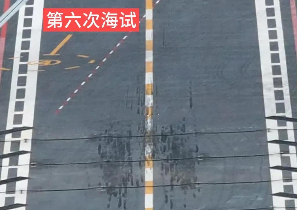 003福建舰第六次海试归来，对比第五次，航母甲板上轮胎摩擦痕迹明显多了很多。
从
