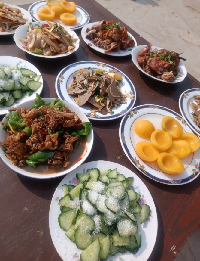今天家里真热闹，三个大姑姐都是全家到，还带着儿媳妇，闺女婿，孙子等。一共来了二十