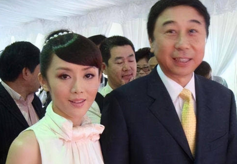 “我和冯巩是地下情人关系，我要曝光他，他多次欺骗我，要求我和他发生关系，还说会给