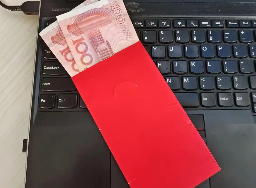 还有比我们公司更抠的吗？今天就发了 200 块钱年终奖和一桶油，无语了家人们谁懂