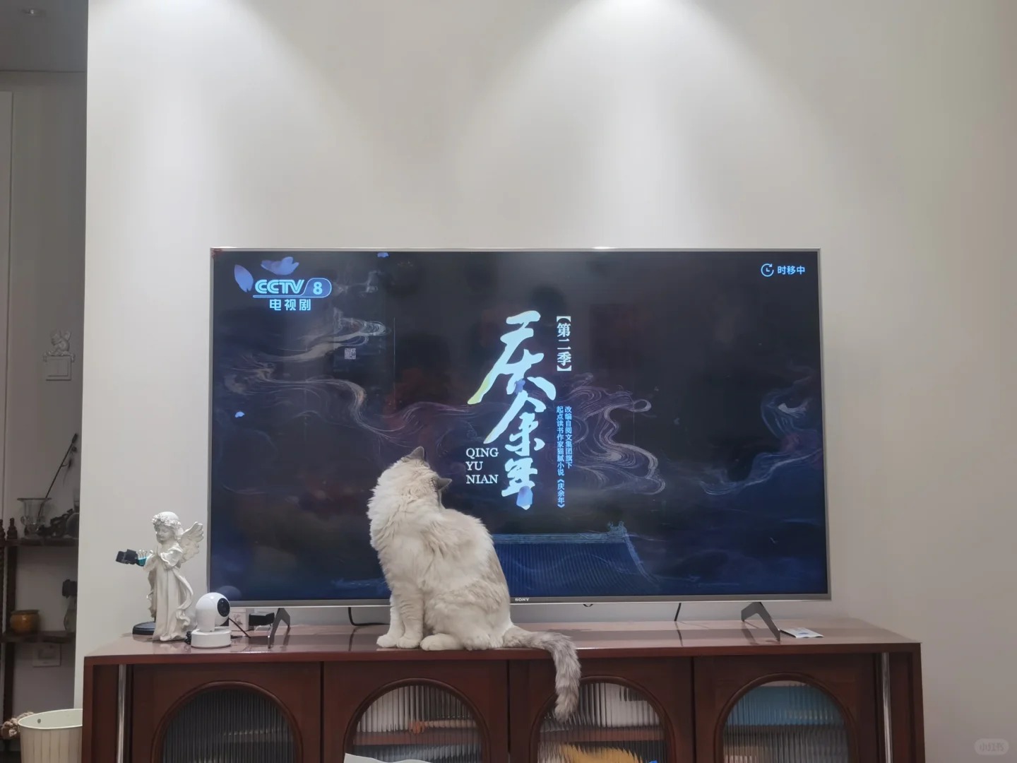 为啥这么多唱衰的
只看了两集，到目前为止剧情没有第一季那么吸引人，不过也才两集看