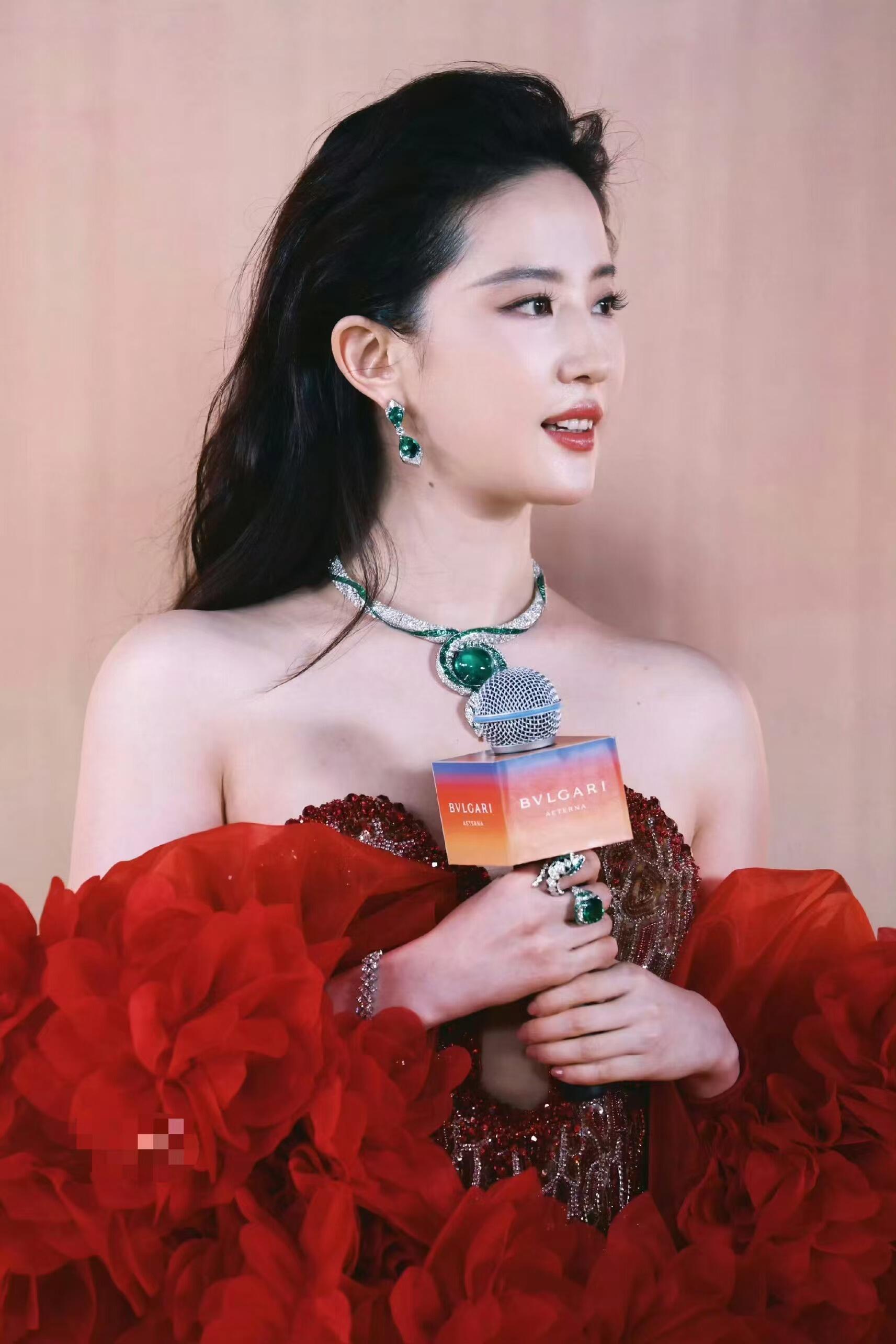 刘亦菲：独立清醒的玫瑰，绽放于影视与人生