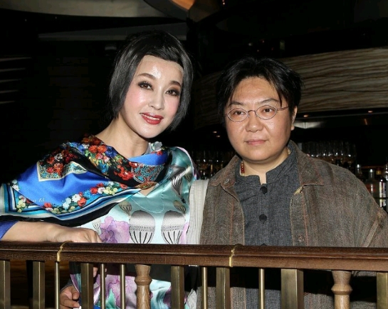 74岁的刘晓庆和年轻男友的甜蜜互动曝光，网友不仅不反感，还称赞为“庆学”