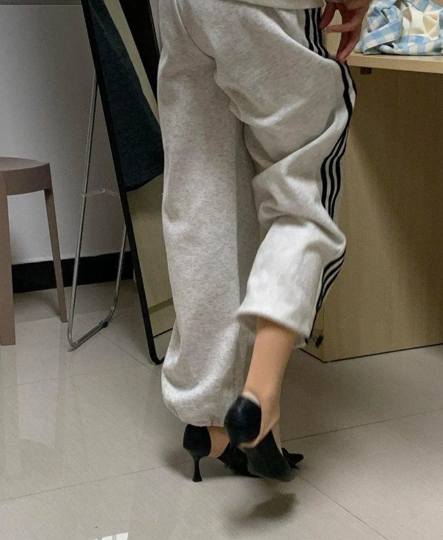 这玩意居然还可以这么穿的吗？我一直以为是套脚后跟上面的！


