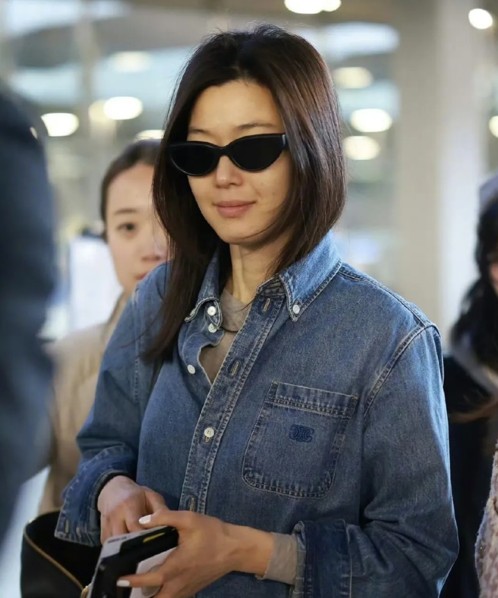 全智贤机场生图，她身材高挑皮肤好打扮的简约时尚很有明星范儿，素颜也漂亮。
这姐4