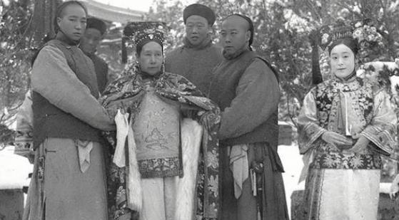 19 岁宫女下嫁 60 岁太监，洞房夜的无奈与挣扎