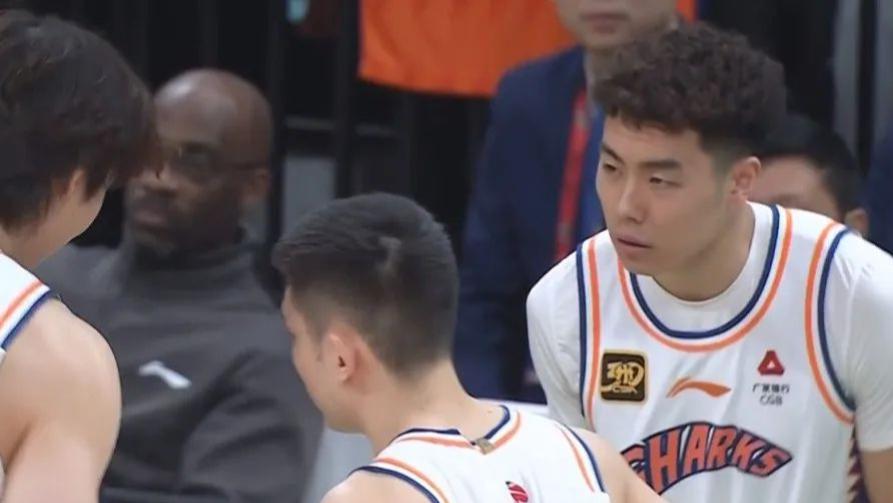 CBA新动态！陆续传来周琦，洛夫顿和周鹏新消息