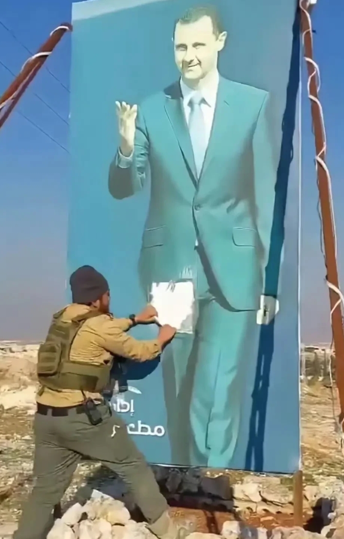 叙利亚反政府武装已经占领阿勒颇，他们就像当年砸毁萨达姆雕像的那群人一样撕毁阿萨德
