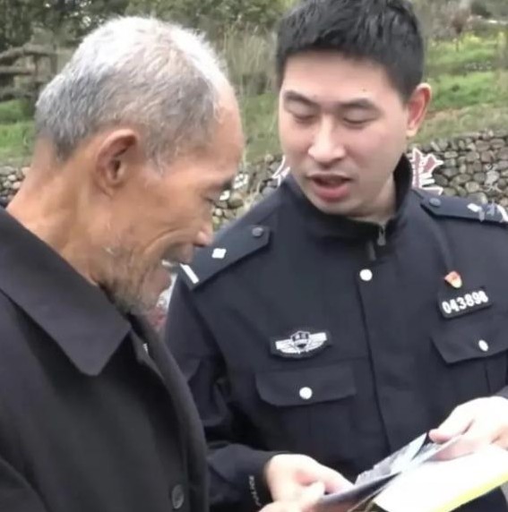 袁林海老人第一次踏上万里长城，这个75岁的绍兴老人满怀期待地希望能在这历史悠久的