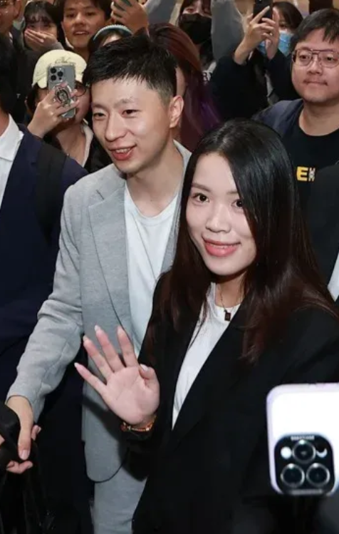 新加坡联合早报今天（11月28日）报道：“中国大陆乒乓名将马龙昨日随北京清华大学