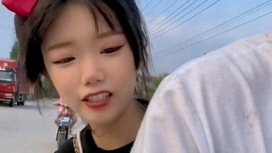 4年前一句“我只会心疼giegie”，爆红网络的女孩，现在怎么样了？