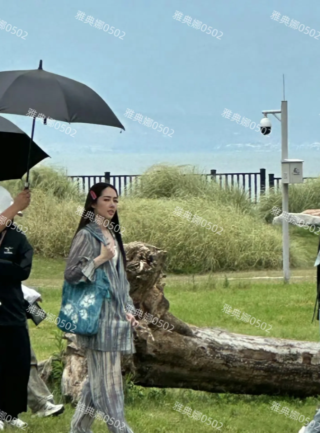 郭碧婷开工排场大，助理保镖前呼后拥，有专人打伞，豪门阔太就是不一样，带孩子出门一