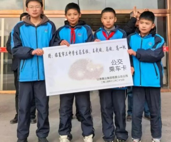 2024年12月，在甘肃临夏发生了一起惊险事件，一辆公交车的司机突发疾病昏迷，危