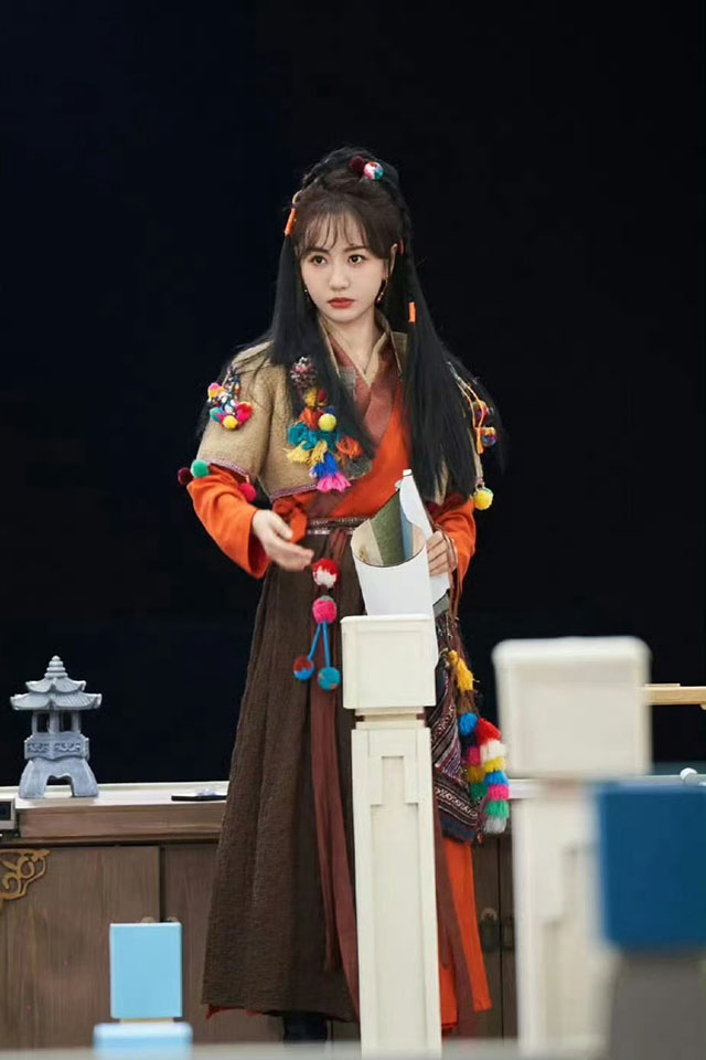 #杨蓉多巴胺穿搭#杨蓉在《大侦探》中，这一身乞丐装，效果拔群。首先，是杨蓉自身条