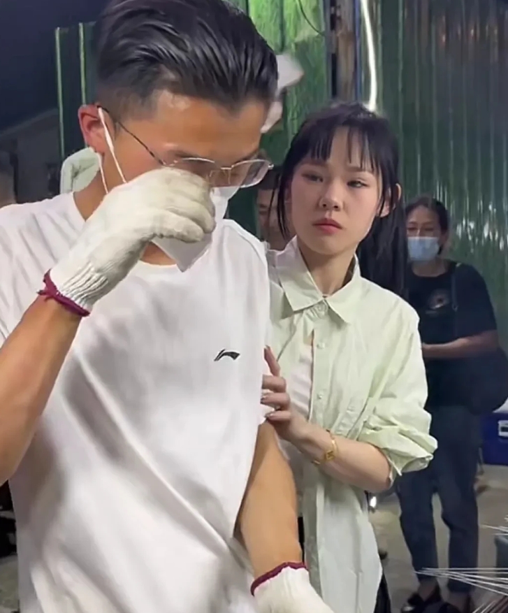 忙不过来，根本忙不过来！郭有才现在依然是白天唱歌，晚上烧烤，又因这几天进入夏季，