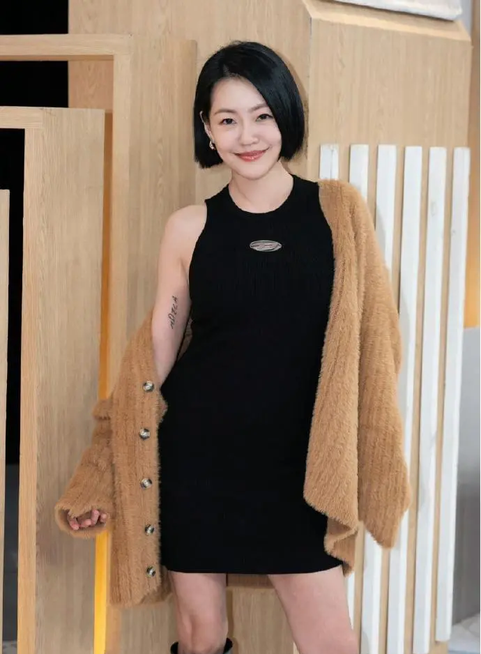 小S近日出席活动大摆性感pose