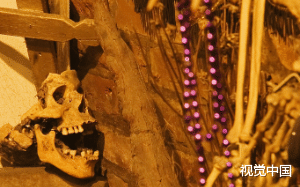 跟男友订婚的当晚，当着他的面，我将老公献祭给狐仙娘娘