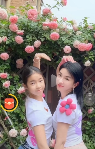 呀，黄奕女儿这么大了？
个子快有妈妈高了
亭亭玉立，很清秀
很懂事的小棉袄
黄毅