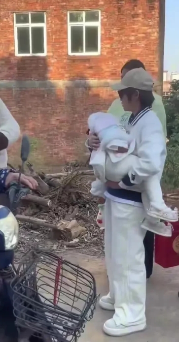 全红婵一回家就赶紧去探望外婆，外婆看到全红婵先是盯着婵宝看，生怕全红婵一下子不见