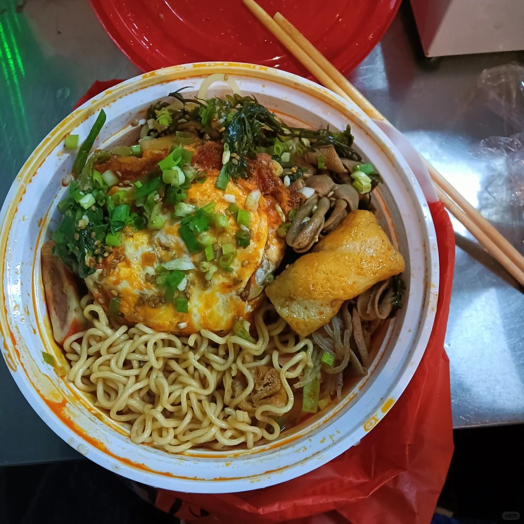义工已经演变成免费劳动力了呗
印象里的义工，店家提供住宿和吃饭，做一休一，一天劳