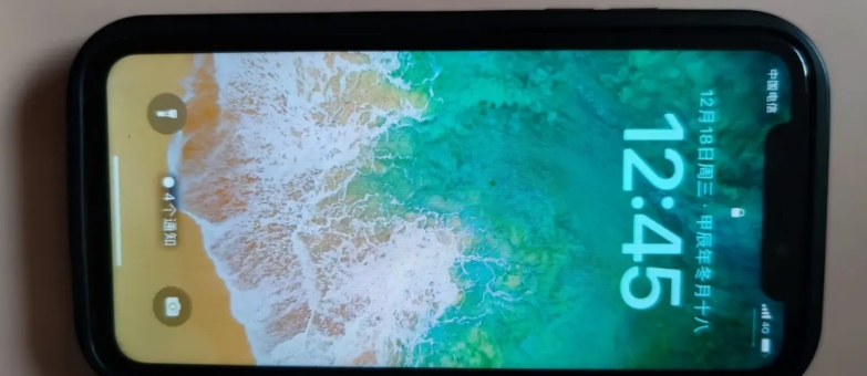 上午遛弯儿时，捡到一部苹果手机，一个多小时了还没有接到失主打来电话。
这人可能还