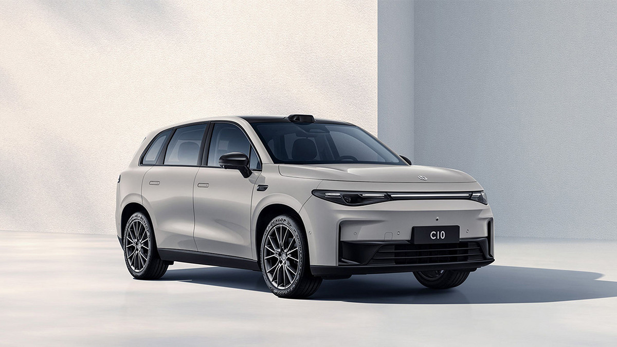 零跑C10：百变空间 智驾 安全环保 可油可电亲民价 这才是“年轻人更理想的家”