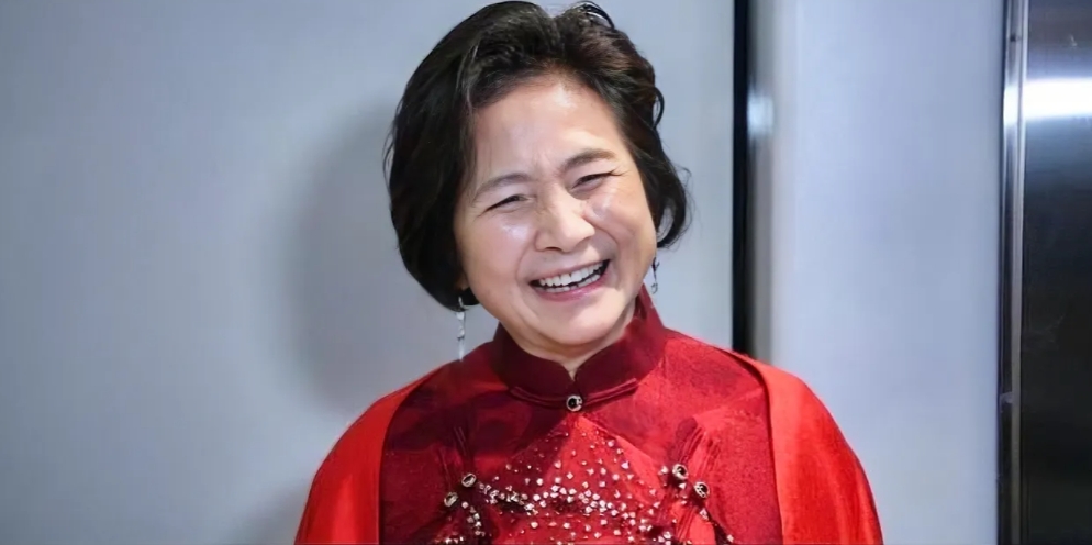 一次，金星采访郑佩佩：你是有四个子女是吗？郑佩佩纠正她：我有过八个子女，但生下来