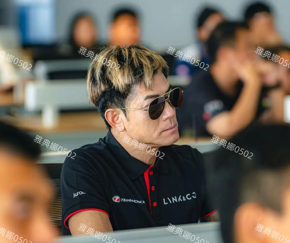 郭富城生图，他就是打扮得时尚看脸并不年轻，本人皮肤松垮嘴角向下，带墨镜是为了遮住