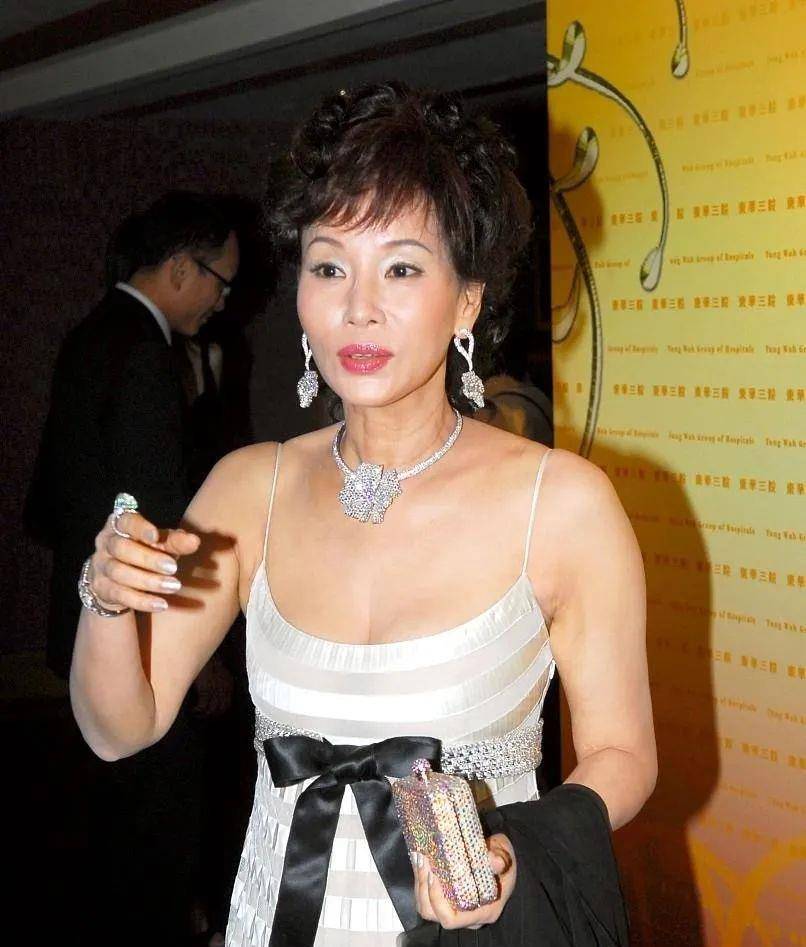 酷似利智，估计赌王也后悔没给她安排后路