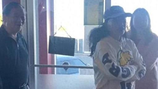 刘晓庆带82岁老公现身美国，老公王晓玉老了很多，夫妻俩看着像两代人