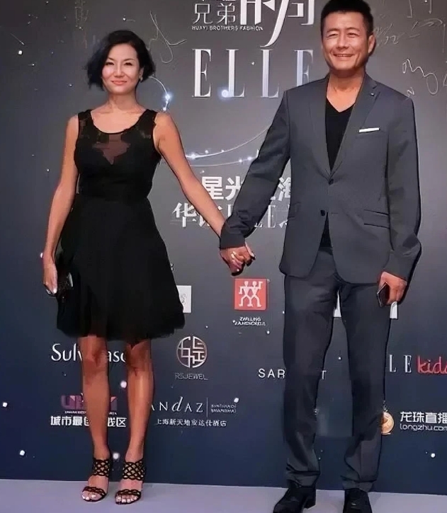 第一次见高曙光的媳妇，看上去比江珊还好看还年轻。