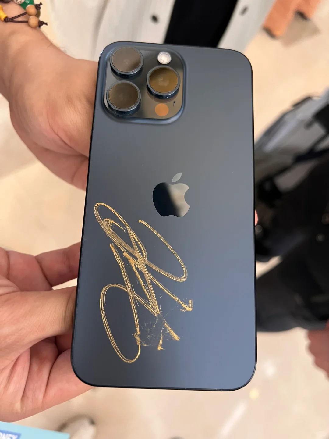 怎么把手机上这个签名保存
求助求助！
iphone15这个背面，签名会掉，有什么