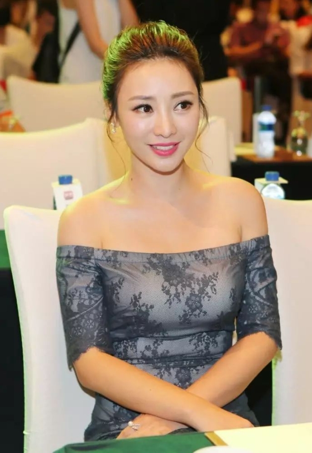 娱乐圈“第三者”插足女星，无风不起浪！
左边，钟欣潼，43岁，香港。
右边，柳岩