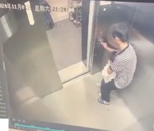 男孩电梯内将小女孩捂嘴控制抱走