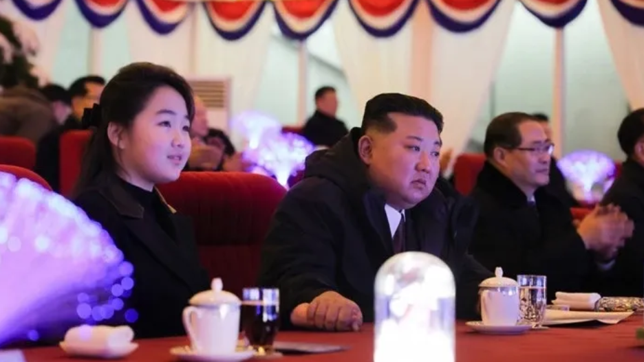 朝鲜跨年夜，金正恩紧紧抓着女儿的手，脸色罕见的难看！
2024年12月31日，朝