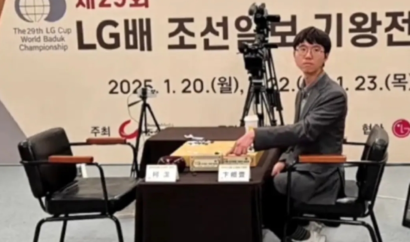 算盘打得真精，世界赛上占了便宜还要告状！

棋刚开局，卞相壹就占了两个子的便宜。