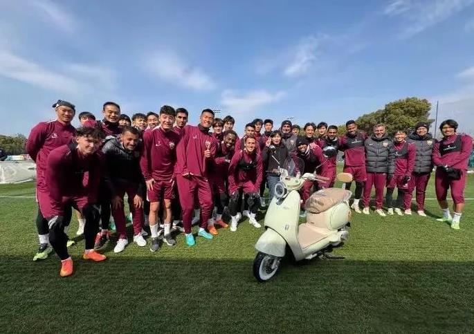 暖心！海港众筹为基地后勤阿姨买了一辆电动车，据说这件事是由穆斯卡特提议，大家共同