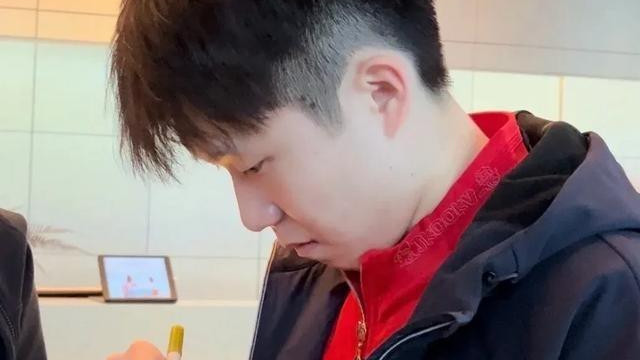 樊振东参加活动，林诗栋首秀