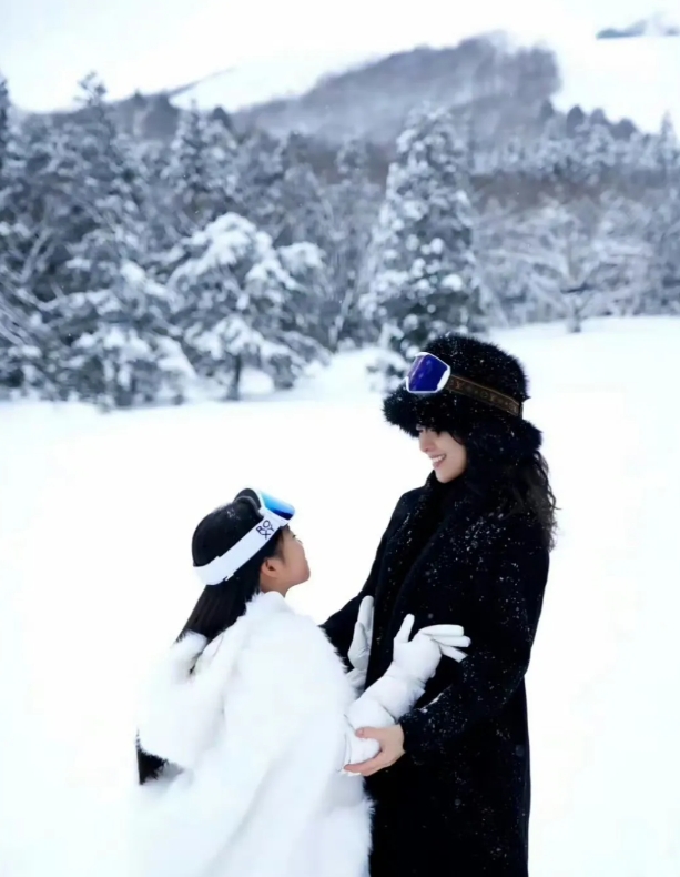 章子怡真的是内核强大到稳定的人，带醒醒去日本看雪，母女俩如雪地上的精灵翩翩起舞，