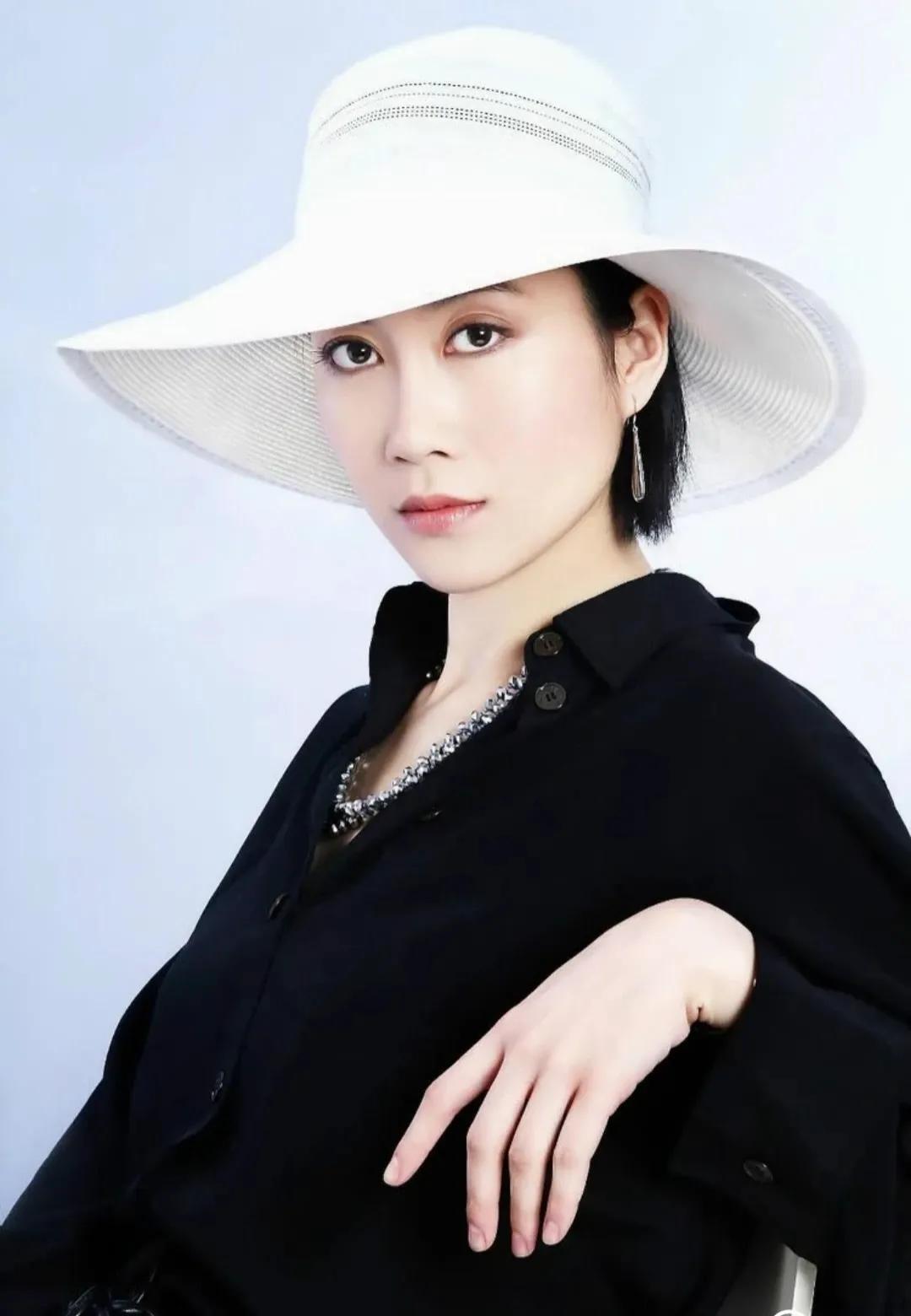 温峥嵘：角色百态，演技精湛，荣耀无数