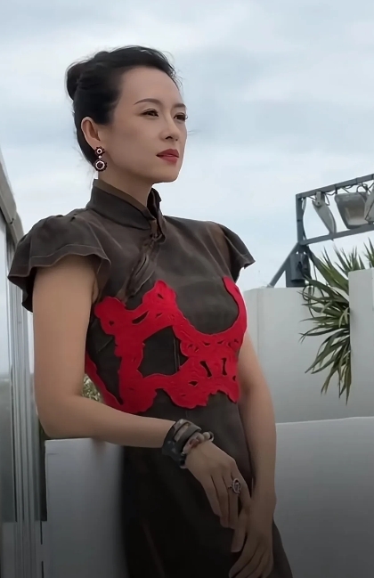 至今都搞不明白的是，为啥这么漂亮又气质高傲的国际章为啥会看上汪峰，汪峰年纪也大，
