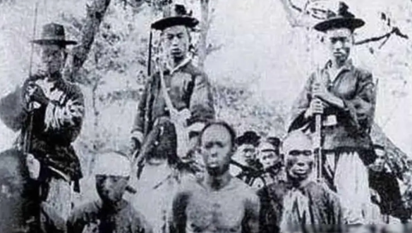 1862年6月初，太平天国将领陈玉成被凌迟处死，行刑台上坐着的，是搂着陈玉成小妾