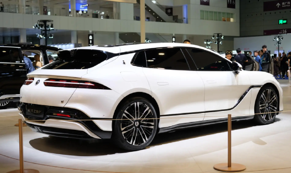 花29.97万，奥迪A7L能帮我说话，
花33.98万，我需要帮腾势Z9GT解释